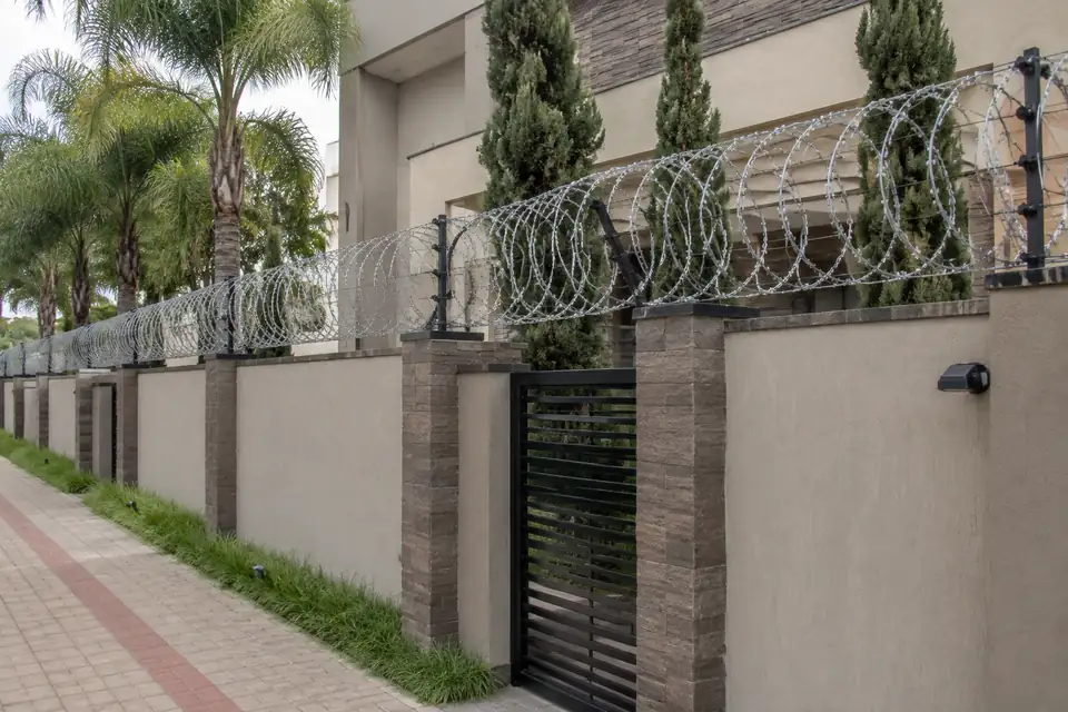 Cerca concertina instalada no perímetro de condomínio residencial em Indaiatuba