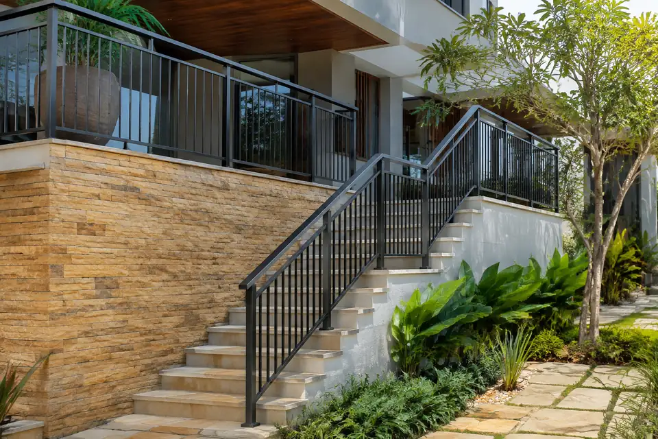Guarda-corpo de aço instalado em varanda e escada externa residencial