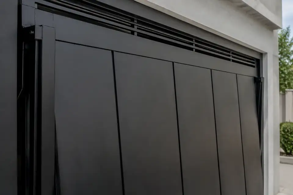 Detalhe de estrutura e acabamento de portão basculante metálico